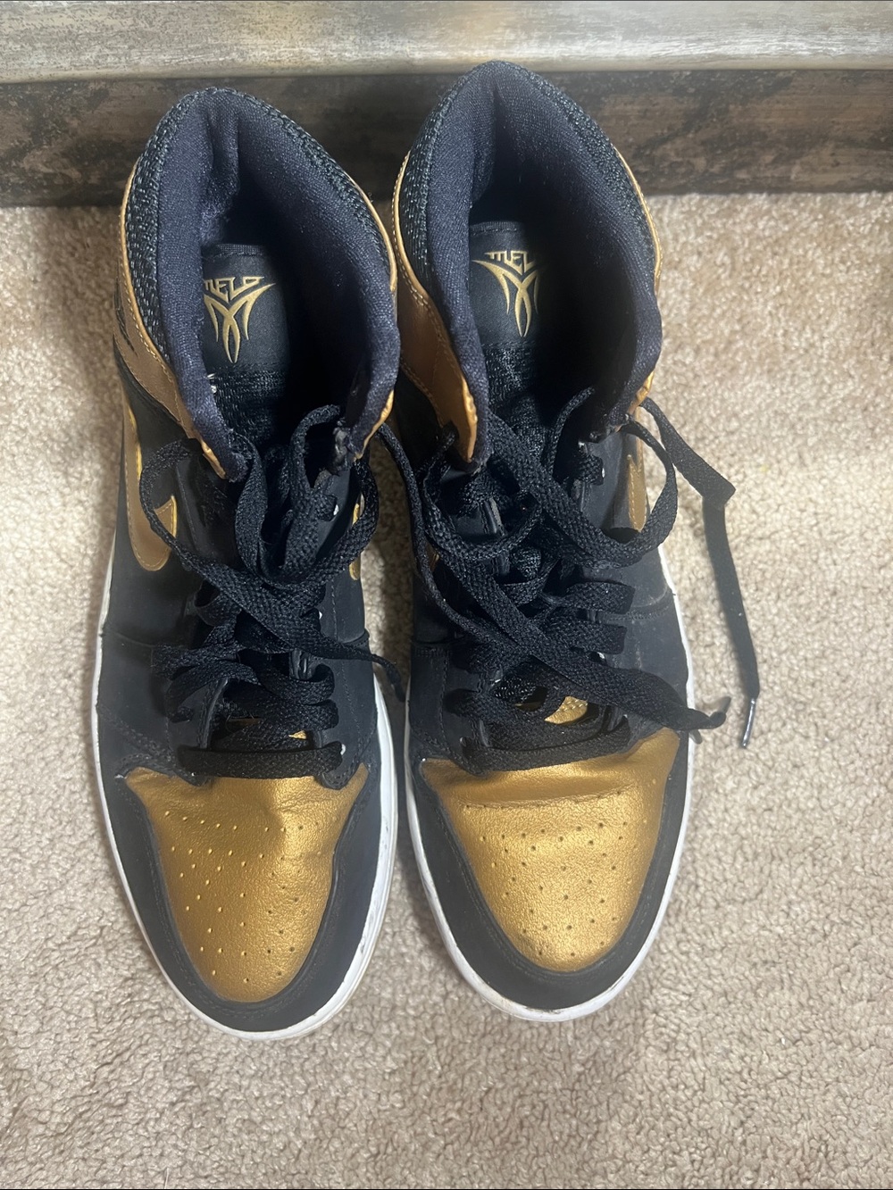 Nike Air Jordan 1 Mid - Black & Metallic Gold